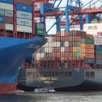 Containerschiff in Hamburg